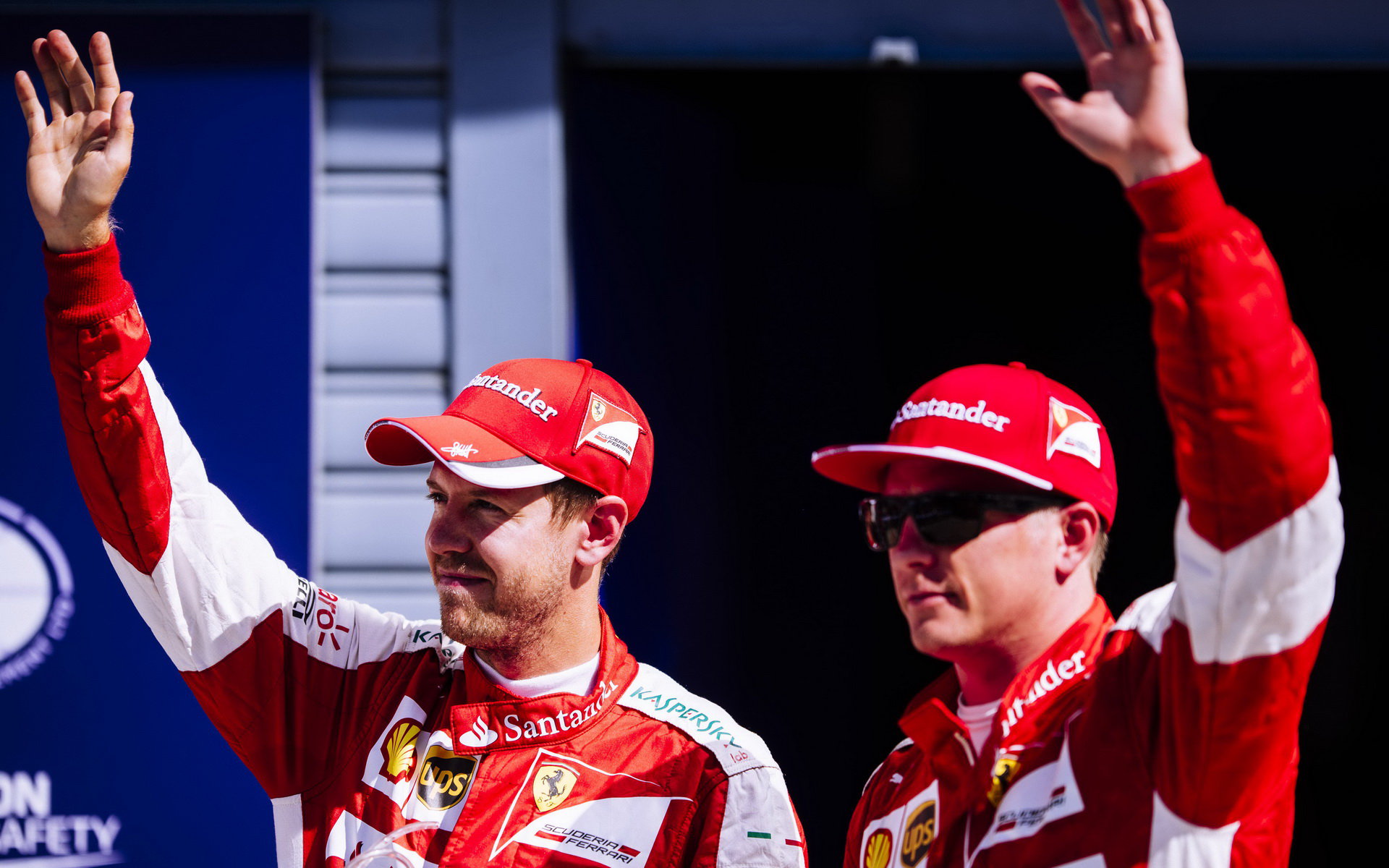 Sebastian Vettel a Kimi Räikkönen se radují po kvalifikaci, GP Itálie (Monza))