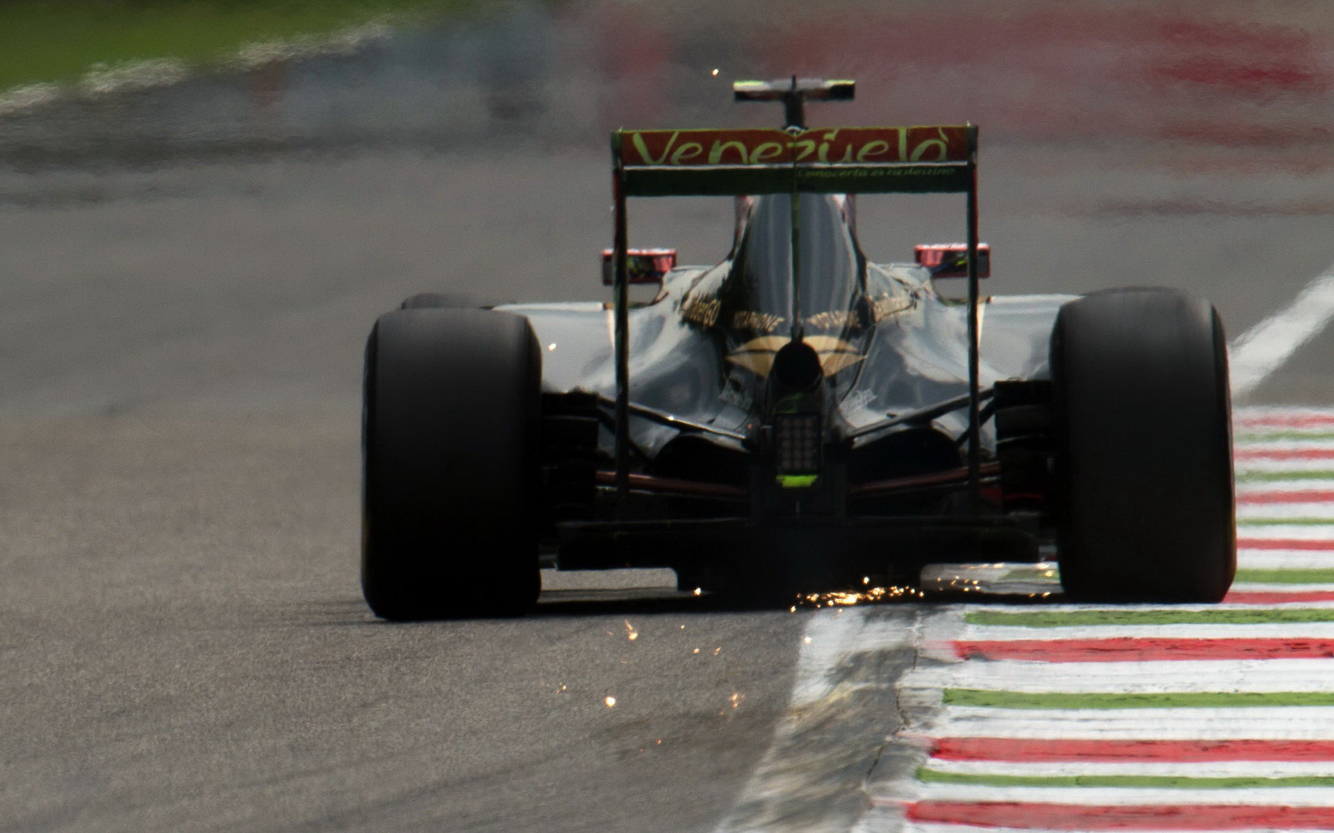 Jiskry z vozu Pastora Maldonada, GP Itálie (Monza)