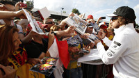Fernando Alonso rozdává autogramy svým fanouškům