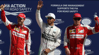 Vítěz kvalifikace Lewis Hamilton a za ním oba piloti Ferrari, GP Itálie (Monza)