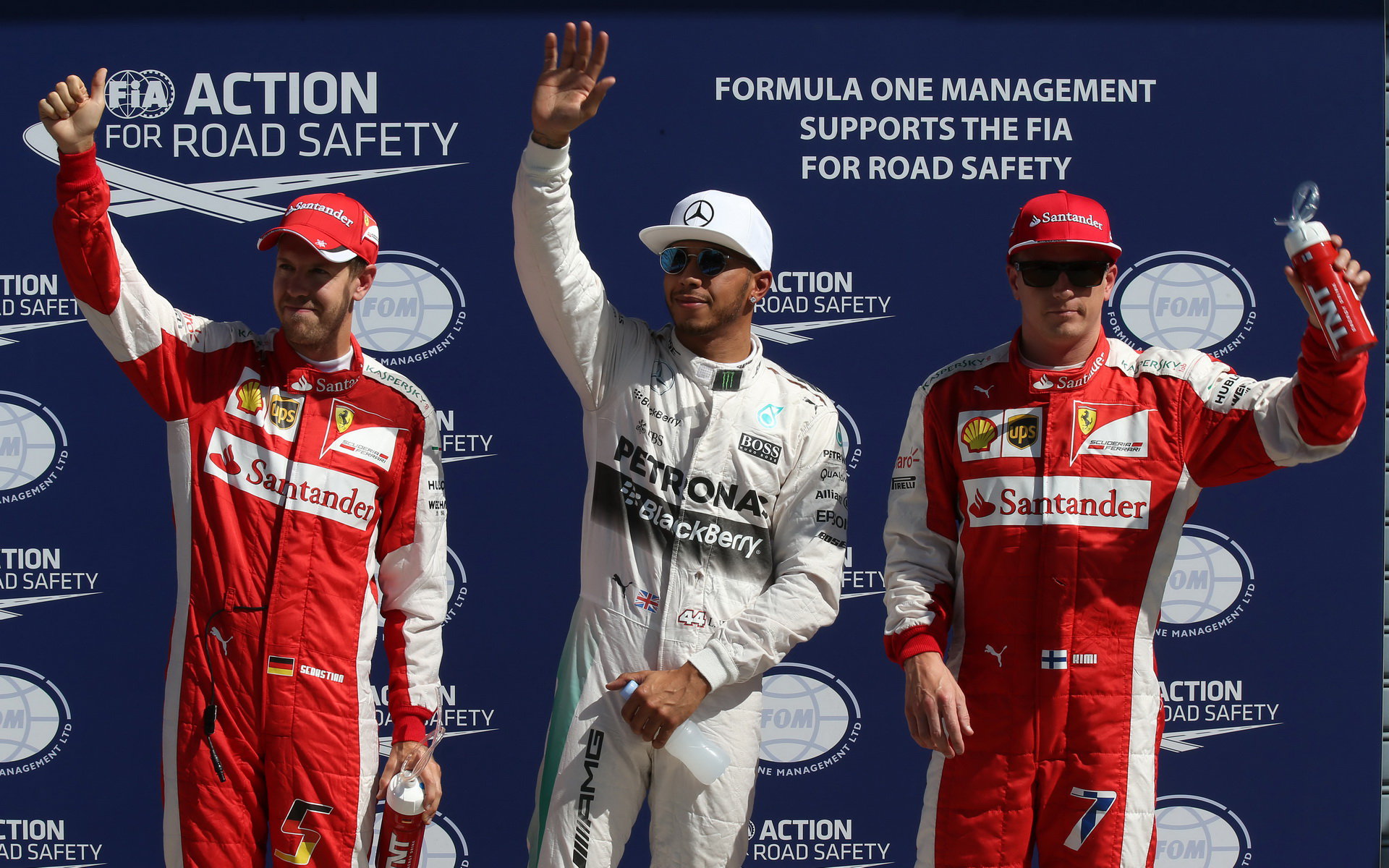 Vítěz kvalifikace Lewis Hamilton a za ním oba piloti Ferrari, GP Itálie (Monza)