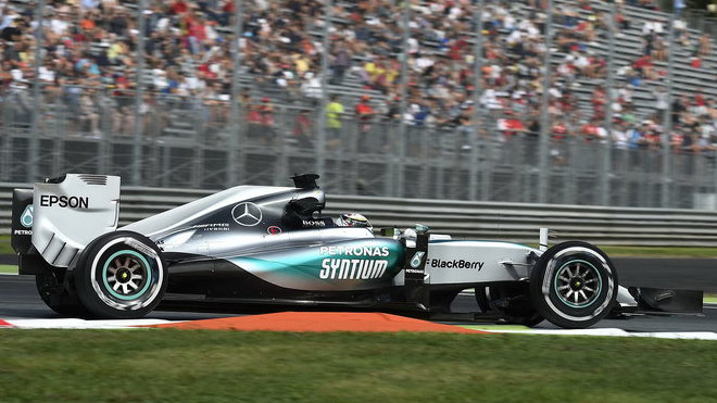 Lewis Hamilton vyhrává kvalifikaci v Monze, nedominoval ale ve všech sektorech