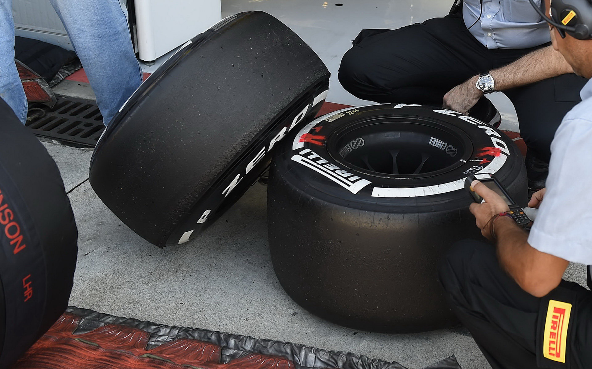 Tlak v pneumatikách Mercedesů během závodu klesl pod pravidly stanovenou úroveň 19,5 PSI