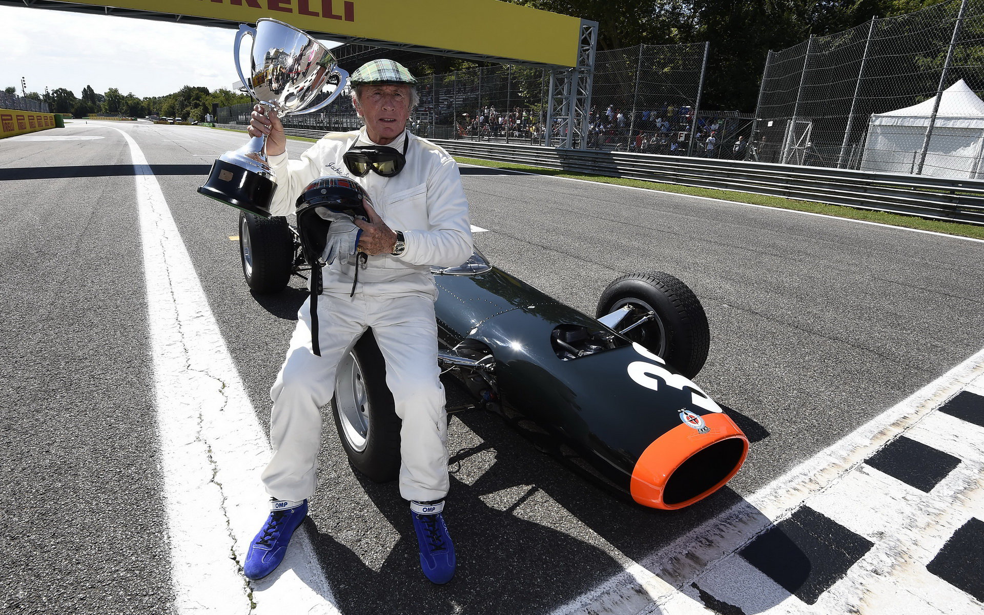 Jackie Stewart, pozující u vozu BRM při GP Itálie na Monze, vkládá naděje do Rosberga