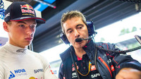 Max Verstappen poslouchá svého inženýra Xeviho Pujolara, GP Itálie (Monza)