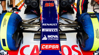 Zavěšení předních kol vozu Toro Rosso STR10 - Renault, GP Itálie (Monza)