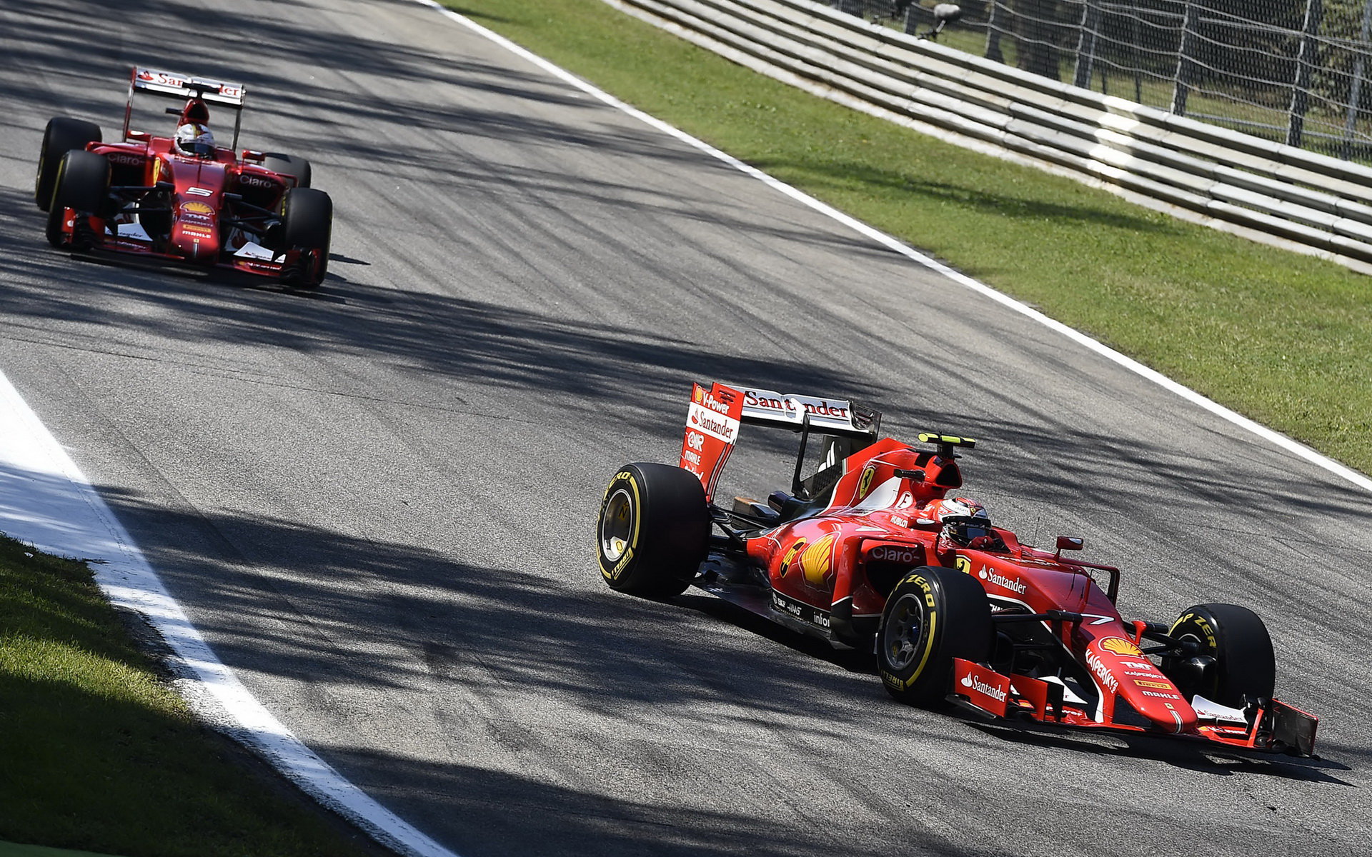Kimi Räikkönen před Sebastianem Vettelem, GP Itálie (Monza)