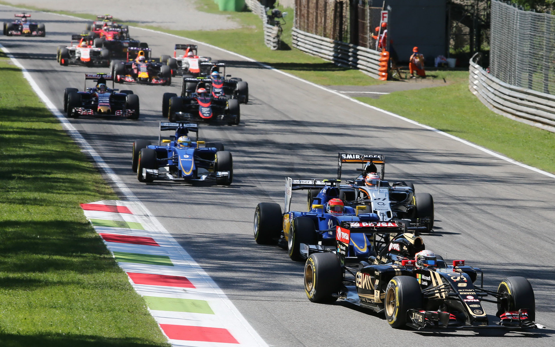 Romain Grosjean a Pastor Maldonado mohli v Itálii bojovat o páté místo, v úvodu závodu žel byli vyřazeni soupeři