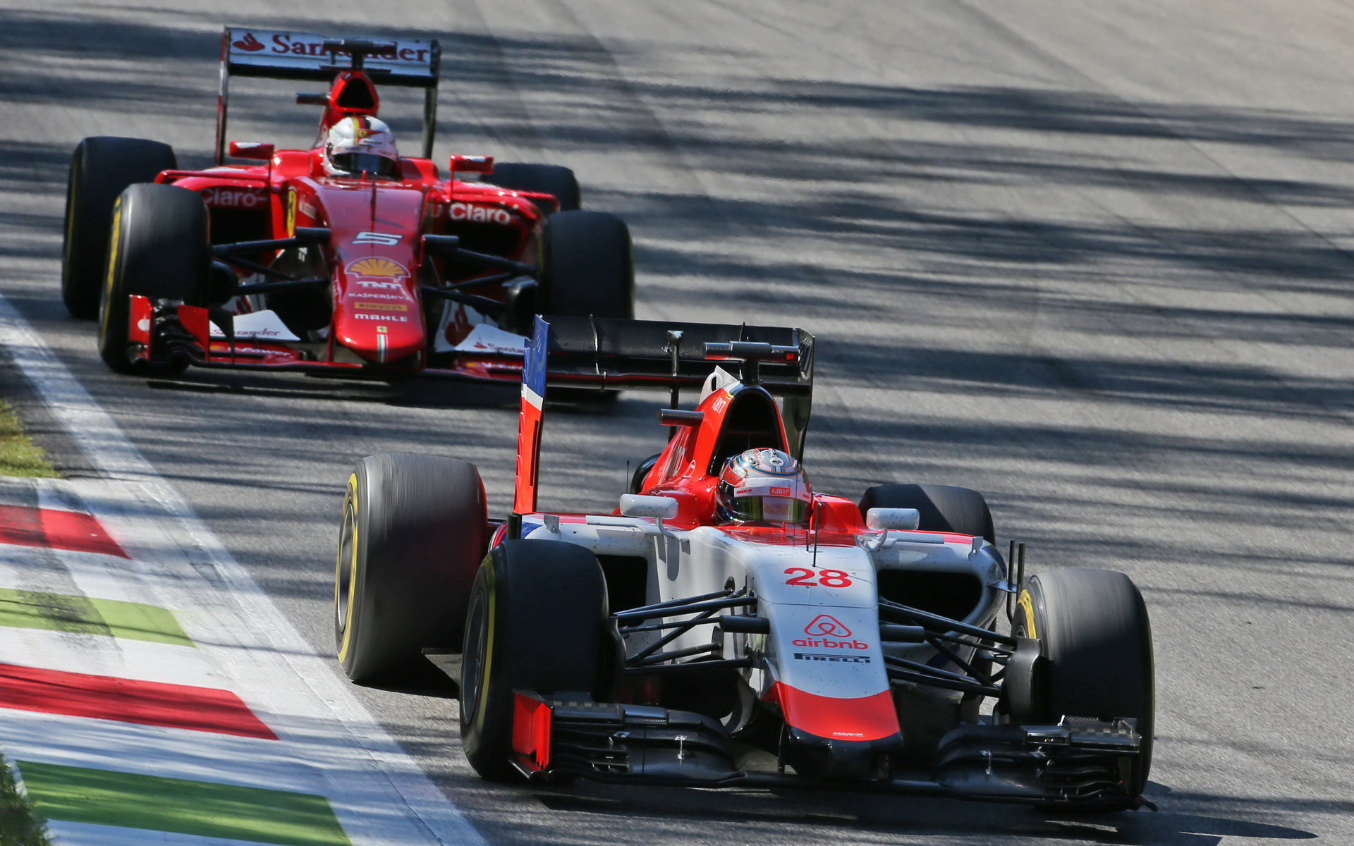 Will Stevens před Sebastianem Vettelem, GP Itálie (Monza)