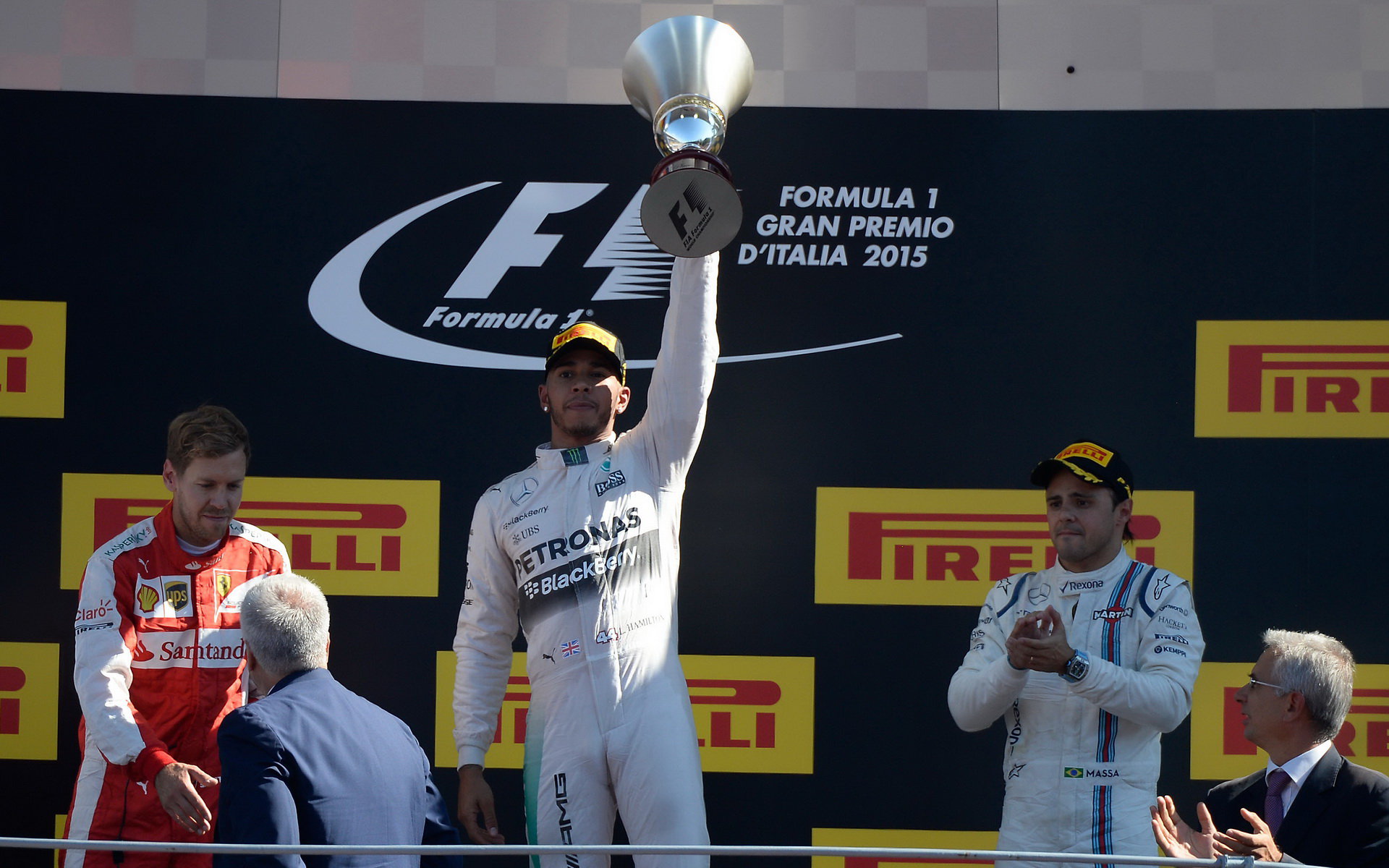 Lewis Hamilton s vítěznou trofejí, GP Itálie (Monza)