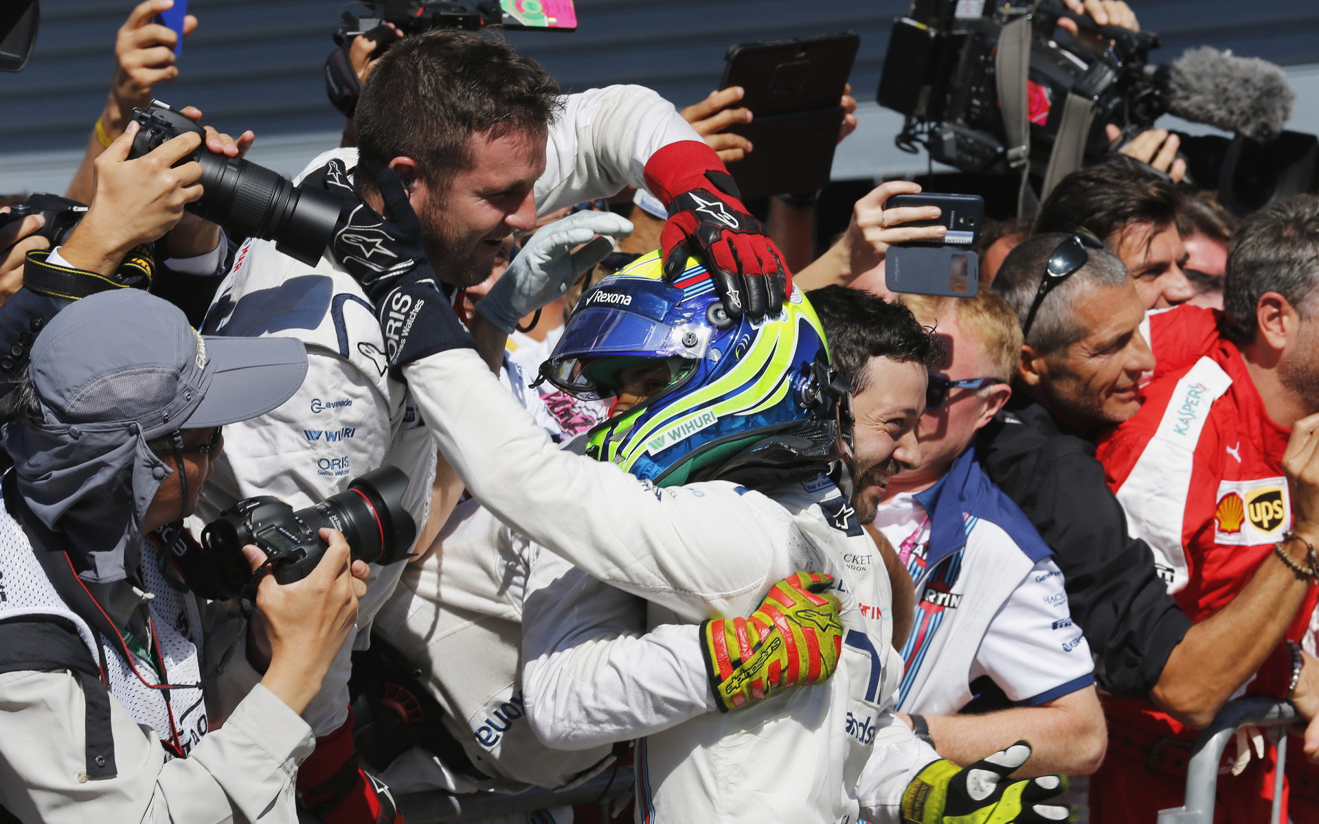 Felipe Massa se raduje s mechaniky z třetího místa, GP Itálie (Monza)