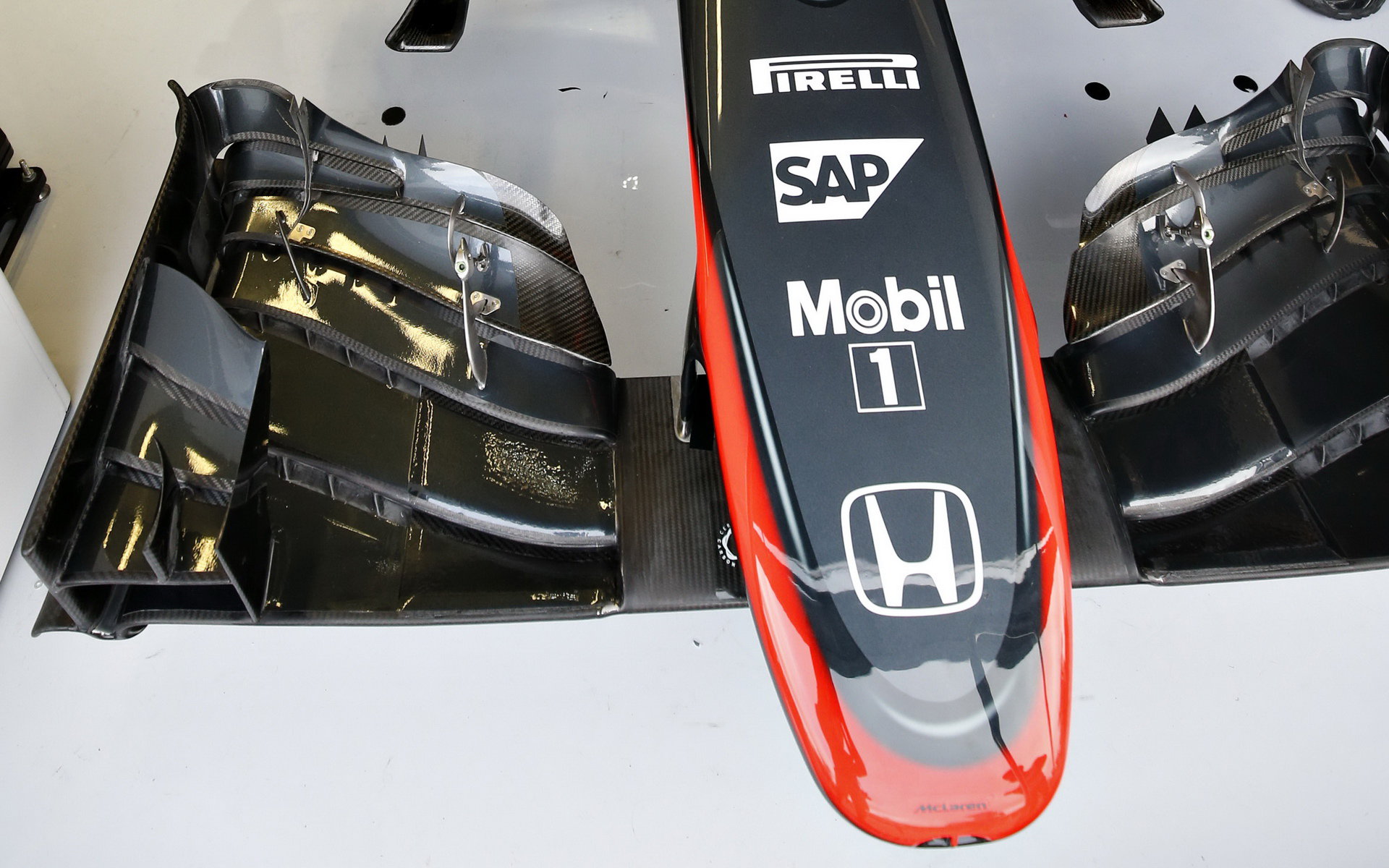 Detail předního křídla vozu McLaren MP4-30 Honda, GP Itálie (Monza)