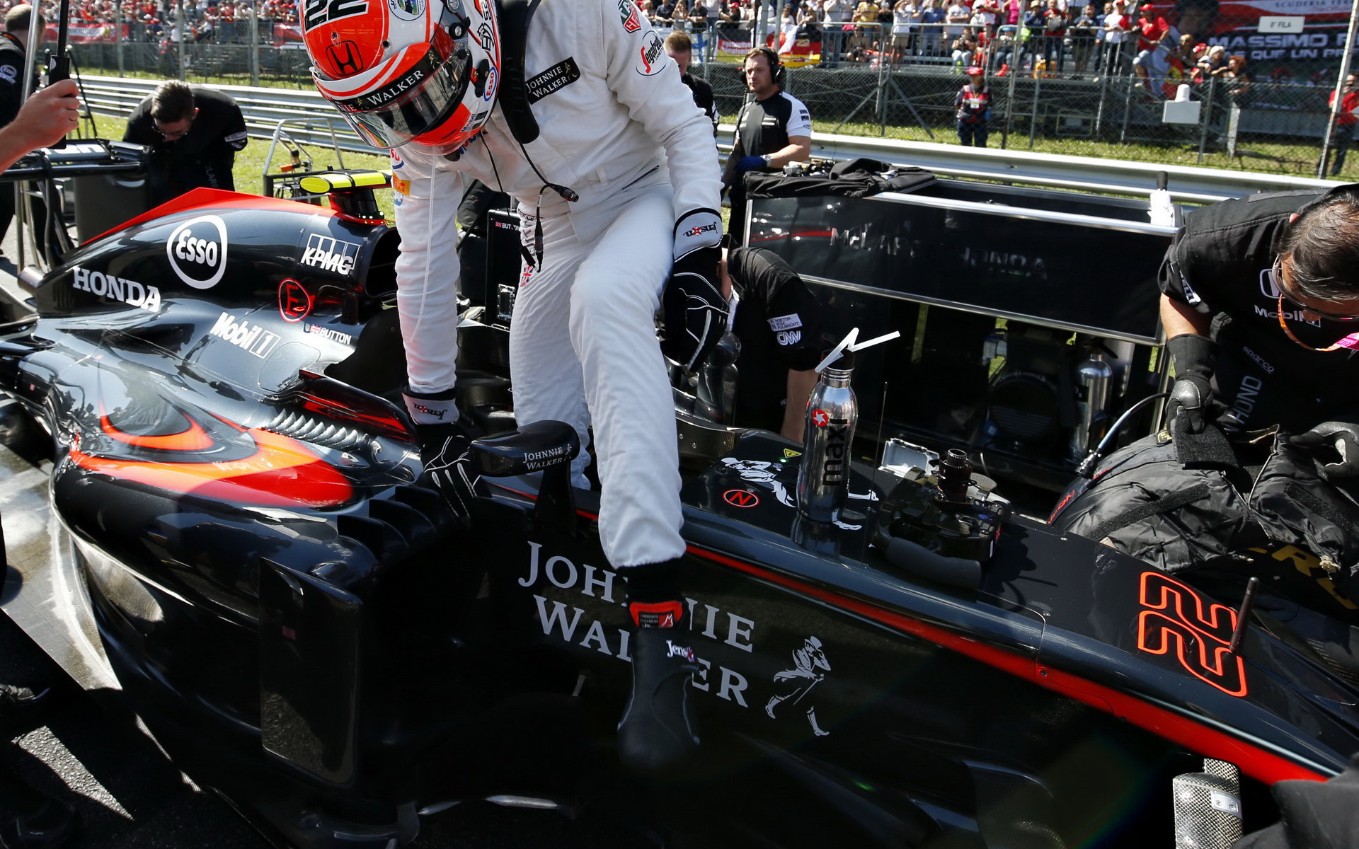Jenson Button se připravuje na startovním roštu, GP Itálie (Monza)