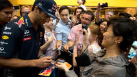 Daniel Ricciardo rozdává podpisy, GP Singapuru (Singapur)