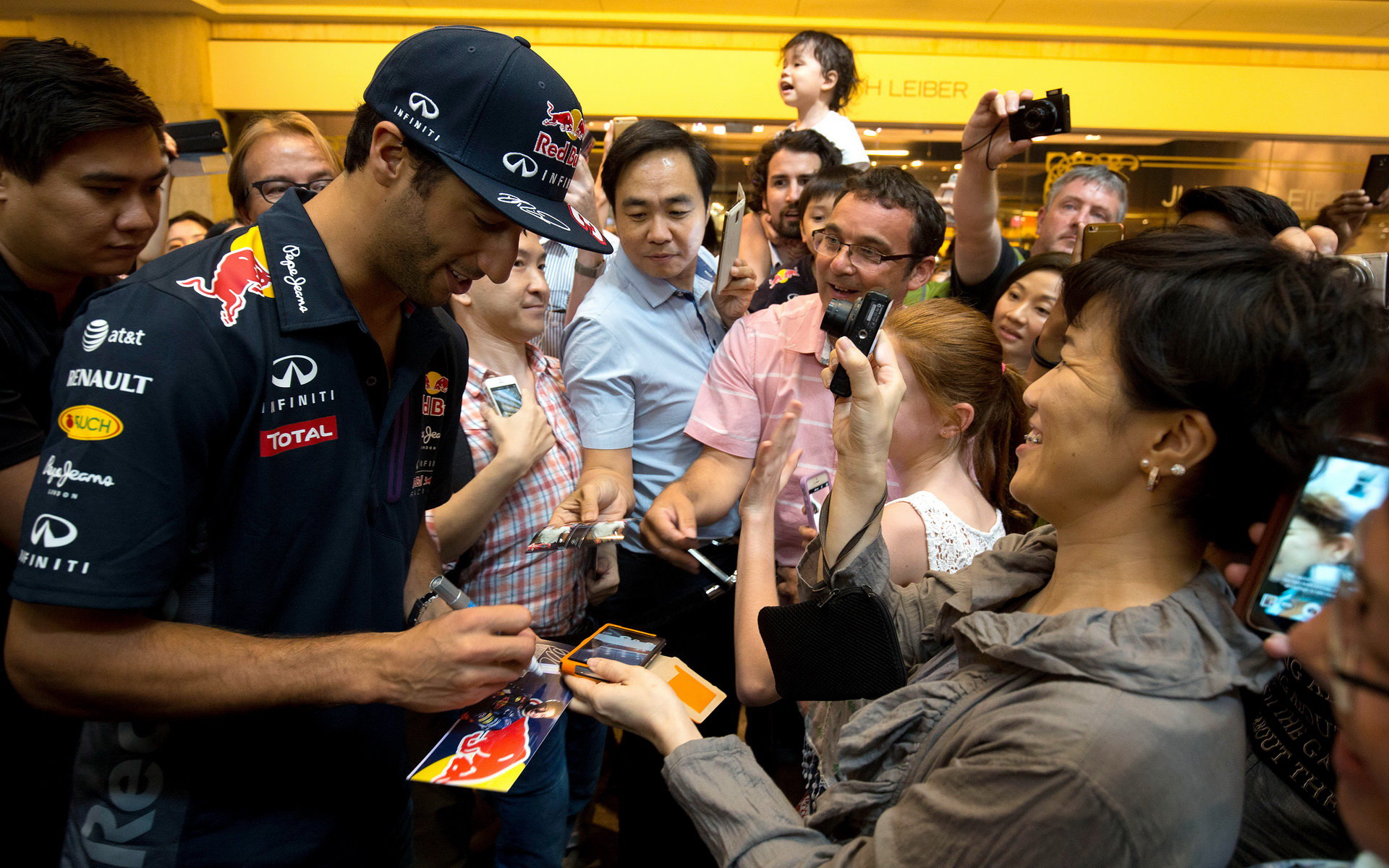 Daniel Ricciardo rozdává podpisy, GP Singapuru (Singapur)