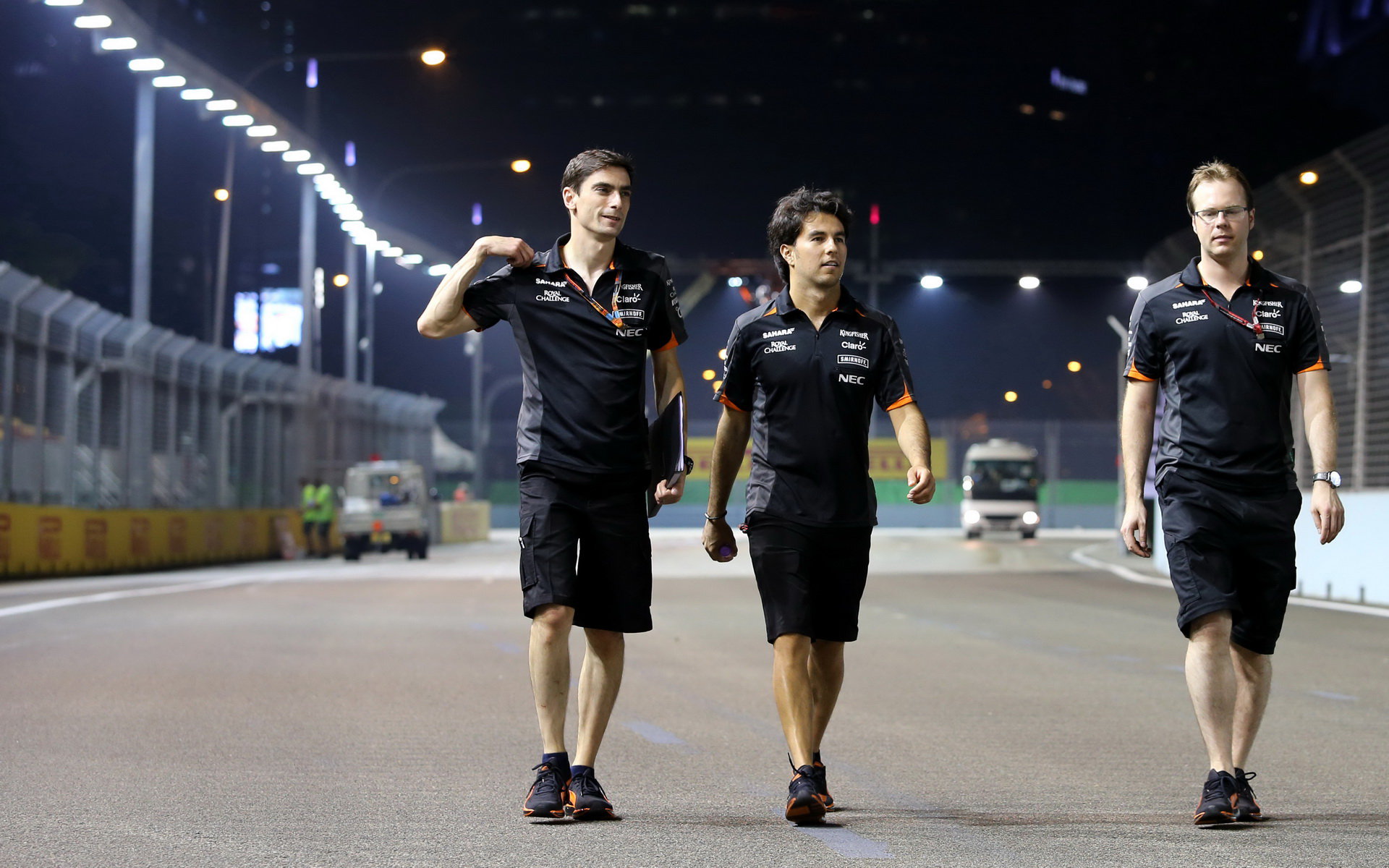 Sergio Pérez se prochází po trati, GP Singapuru (Singapur)