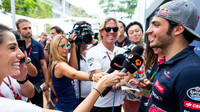 Carlos Sainz poskytuje novinářům rozhovor, GP Singapuru (Singapur)