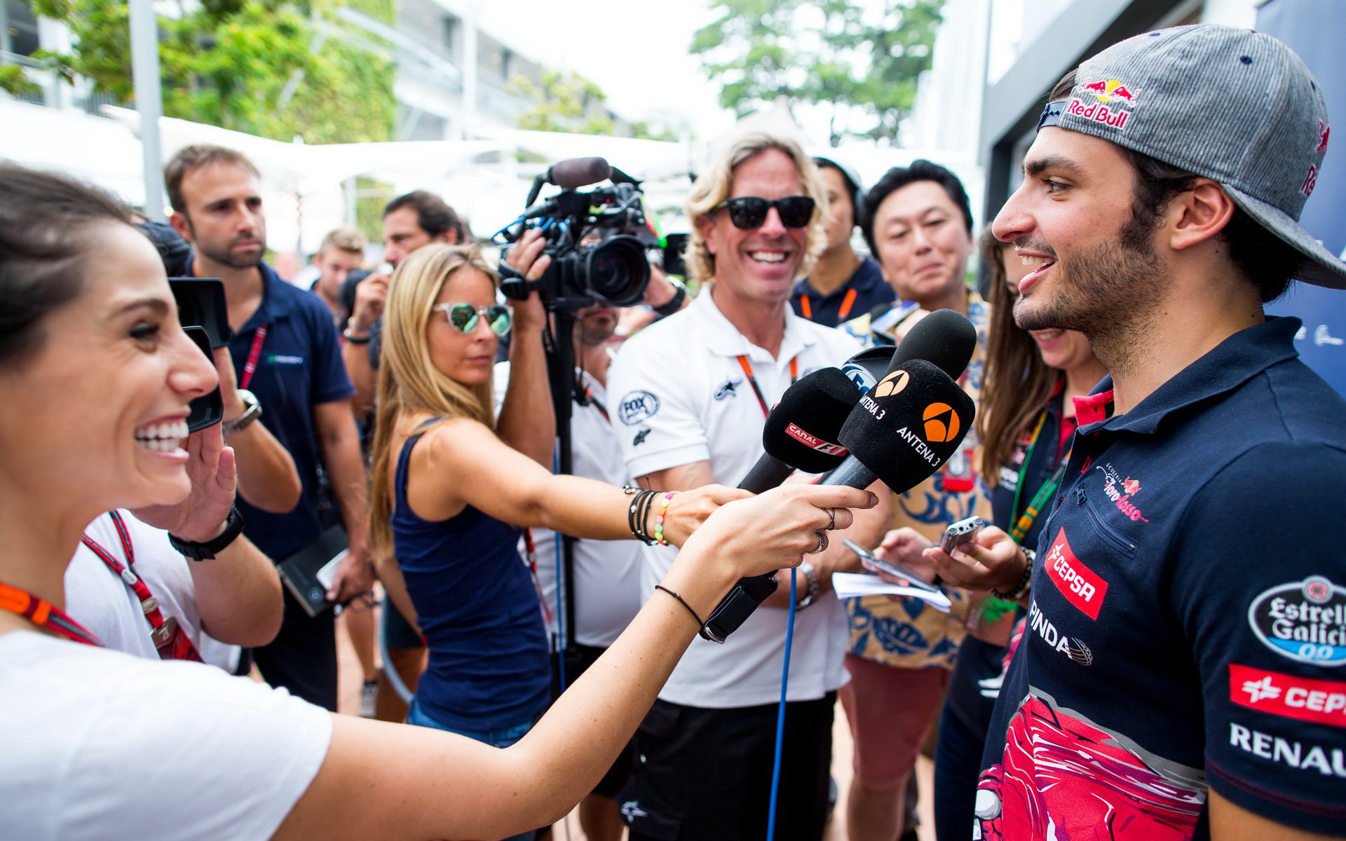 Carlos Sainz poskytuje novinářům rozhovor, GP Singapuru (Singapur)