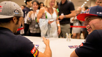 Carlos Sainz a Max Verstappen na autogramiádě, GP Singapuru (Singapur)