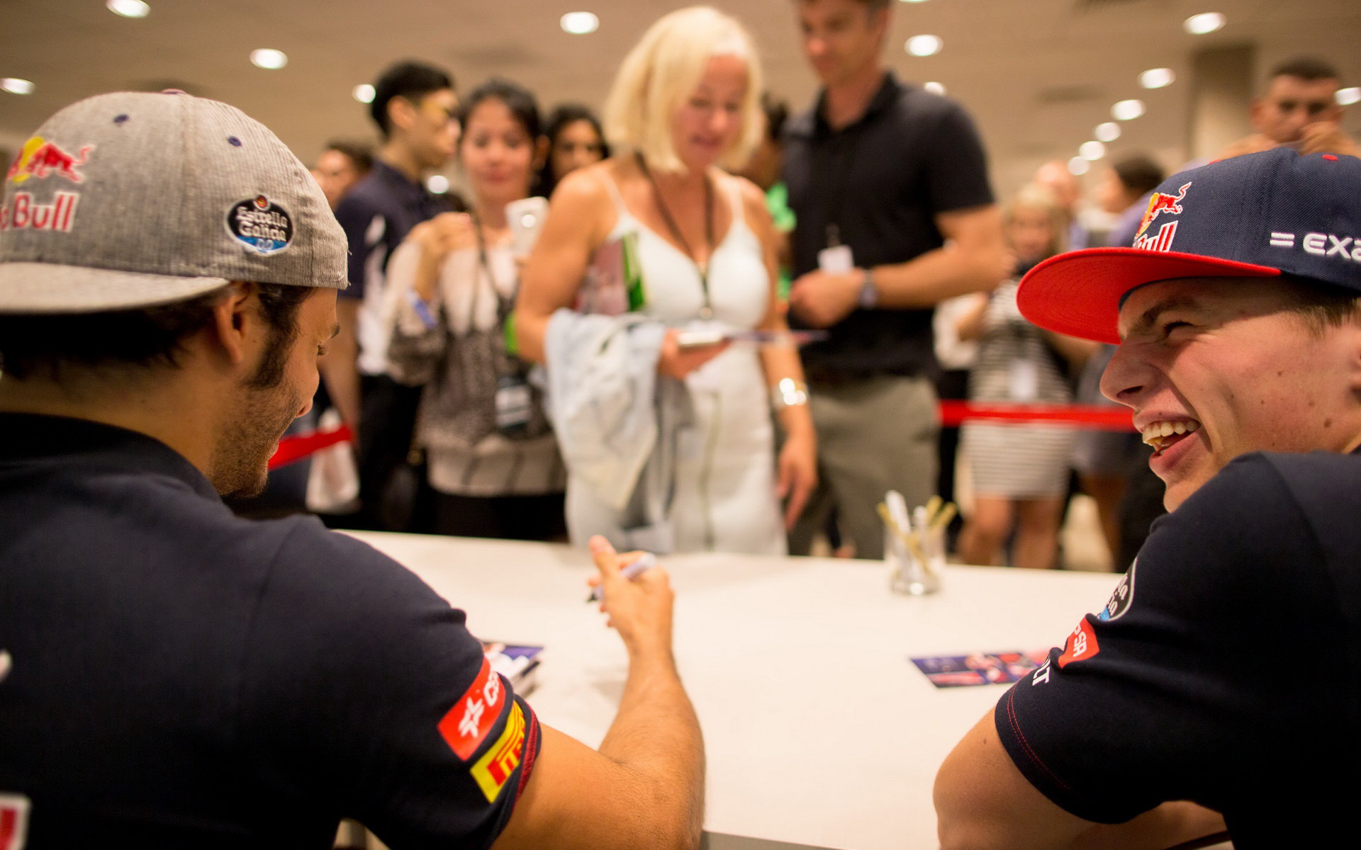 Carlos Sainz a Max Verstappen na autogramiádě, GP Singapuru (Singapur)