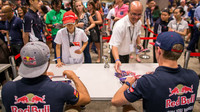 Carlos Sainz a Max Verstappen na autogramiádě, GP Singapuru (Singapur)