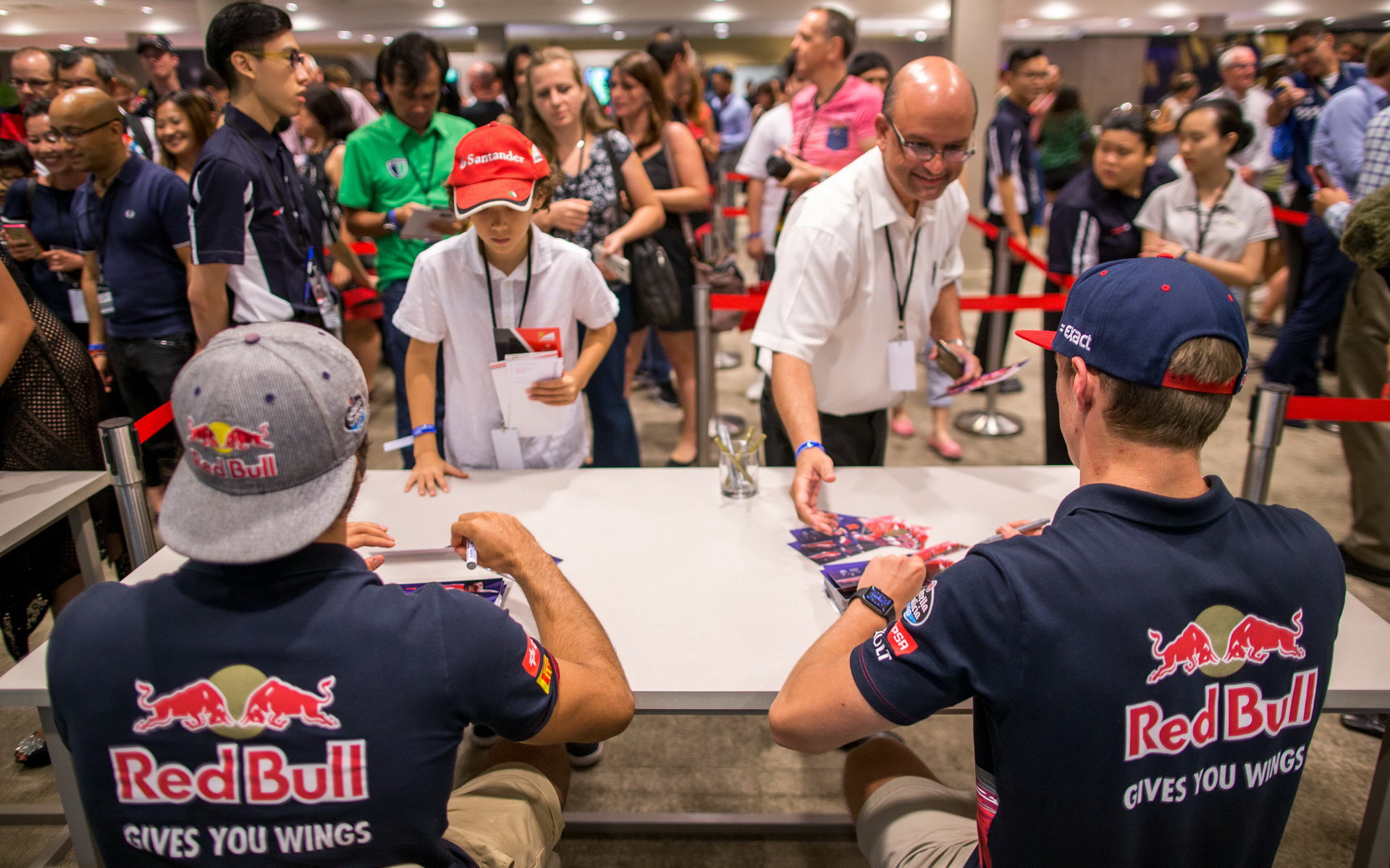 Carlos Sainz a Max Verstappen na autogramiádě, GP Singapuru (Singapur)