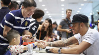 Lewis Hamilton při autogramiádě, GP Singapuru (Singapur)