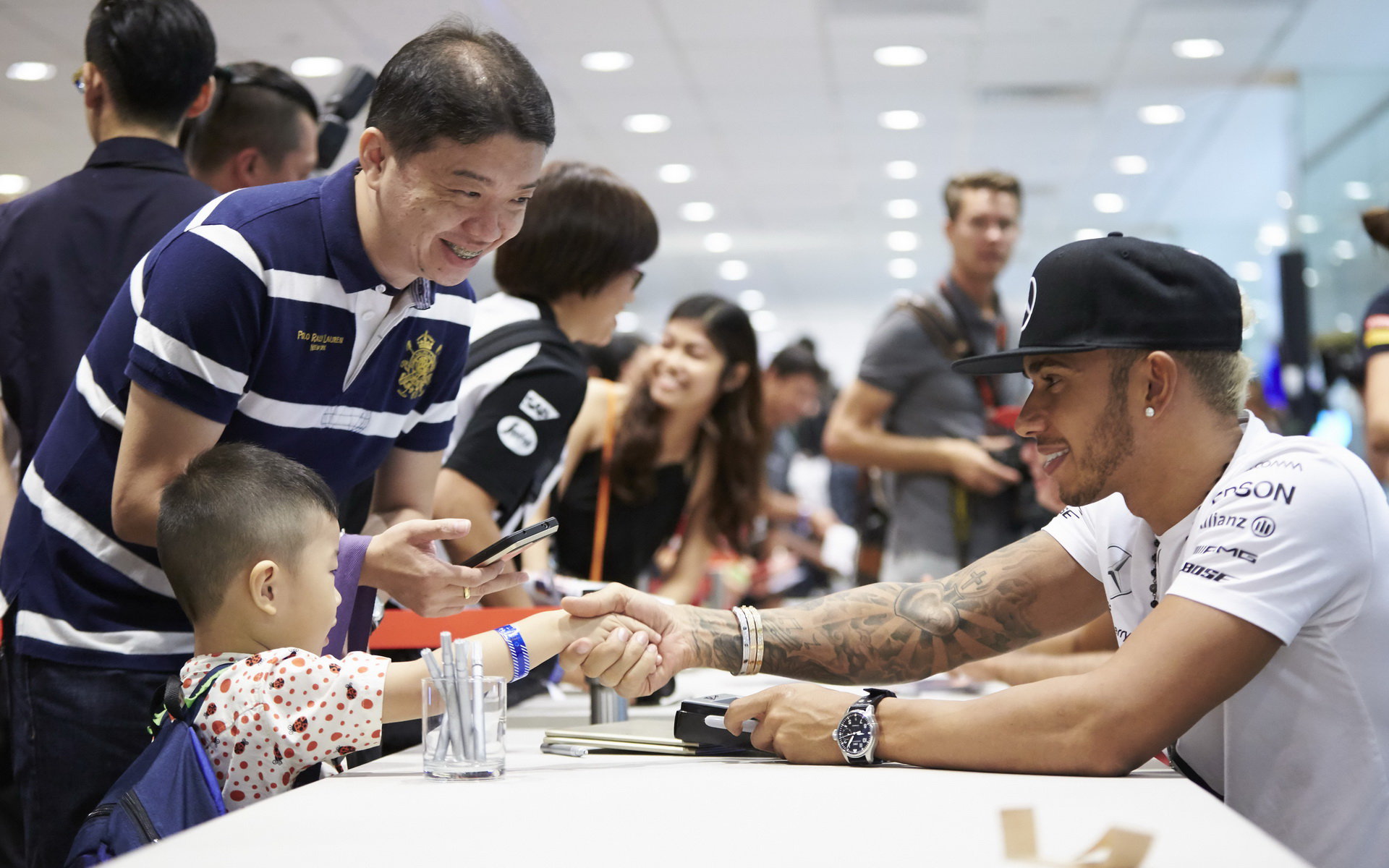 Lewis Hamilton při autogramiádě, GP Singapuru (Singapur)