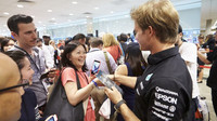 Nico Rosberg rozdává podpisy, GP Singapuru (Singapur)