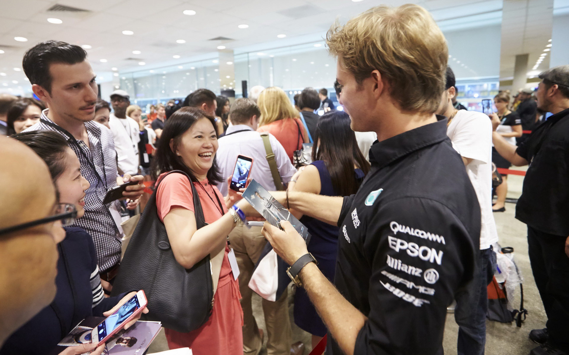 Nico Rosberg rozdává podpisy, GP Singapuru (Singapur)