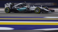 Lewis Hamilton s Mercedesem v Singapuru