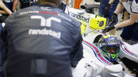 Felipe Massa se připravuje vyjet v pátečním tréninku, GP Singapuru (Singapur)