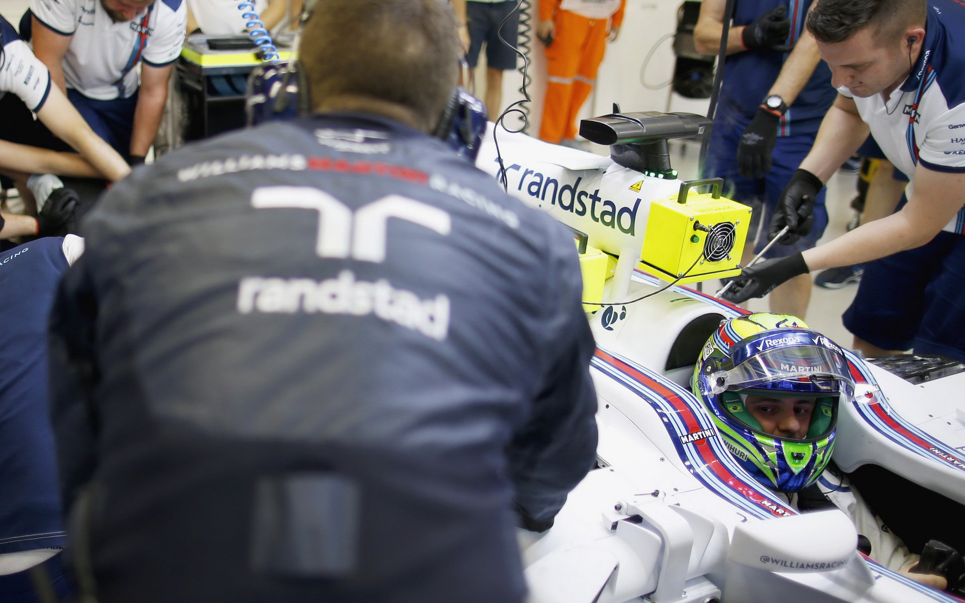 Felipe Massa se připravuje vyjet v pátečním tréninku, GP Singapuru (Singapur)