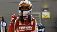 Sebastian Vettel se raduje z pole position v kvalifikaci, GP Singapuru (Singapur)