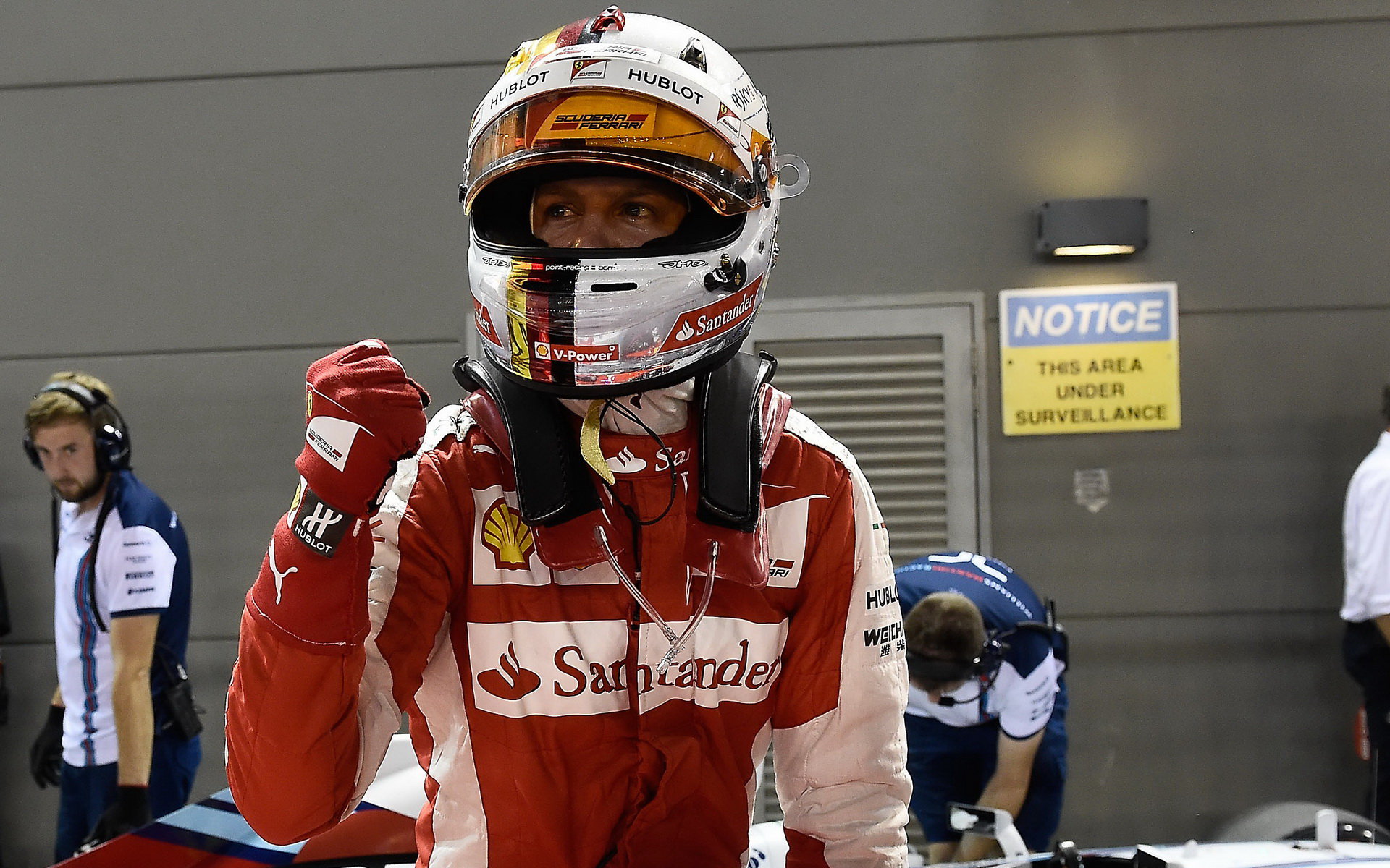 Sebastian Vettel se raduje z pole position v kvalifikaci, GP Singapuru (Singapur)