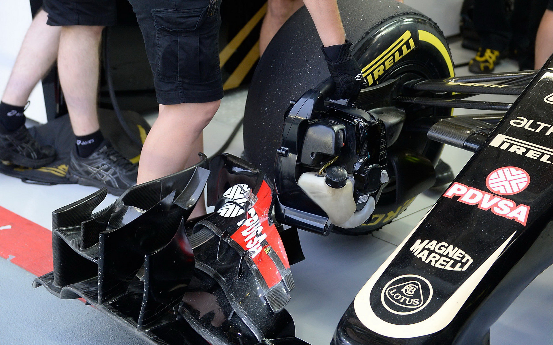 Detail předního křídla vozu Lotus E23 - Mercedes, GP Singapuru (Singapur)