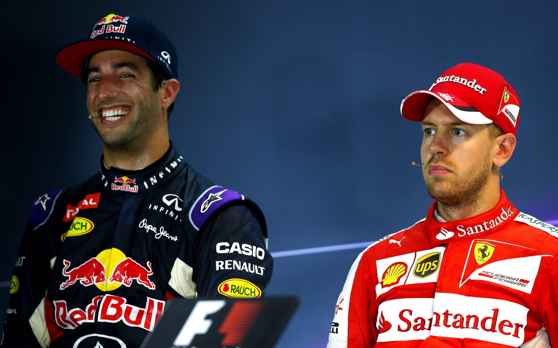 Daniel Ricciardo (vlevo) a Sebastian Vettel na tiskové konferenci po závodě v Singapuru