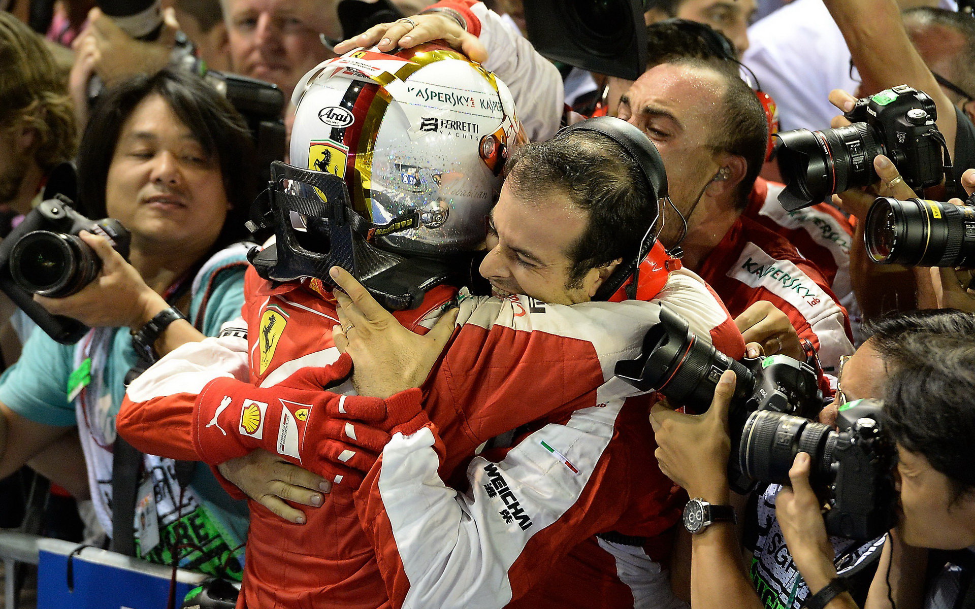 Sebastian Vettel se raduje s mechaniky z vítězství, GP Singapuru (Singapur)