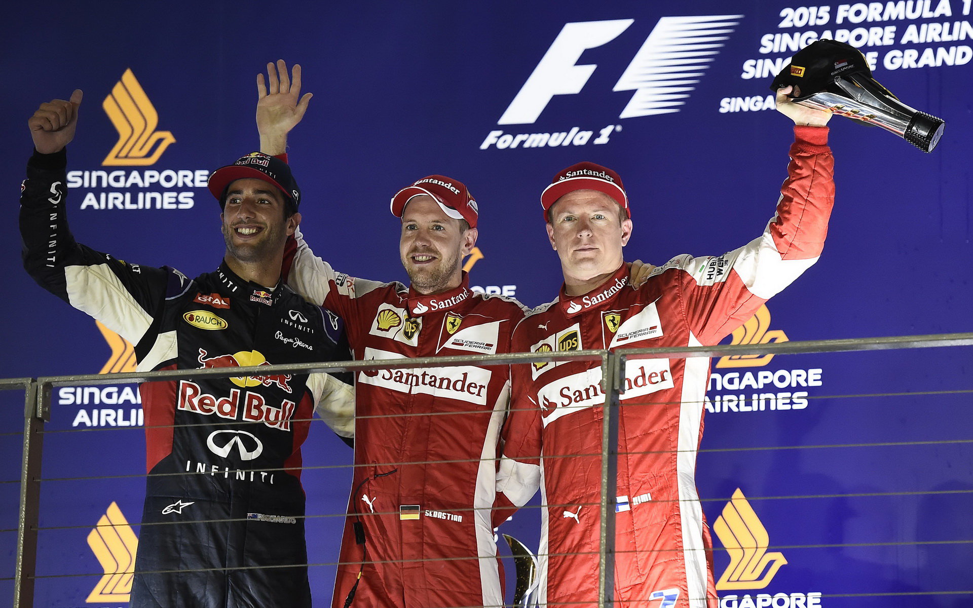 Daniel Ricciardo, Sebastian Vettel a Kimi Räikkönen no pódiu po Velké ceně Singapuru 2015, piloti Mercedesu chybí