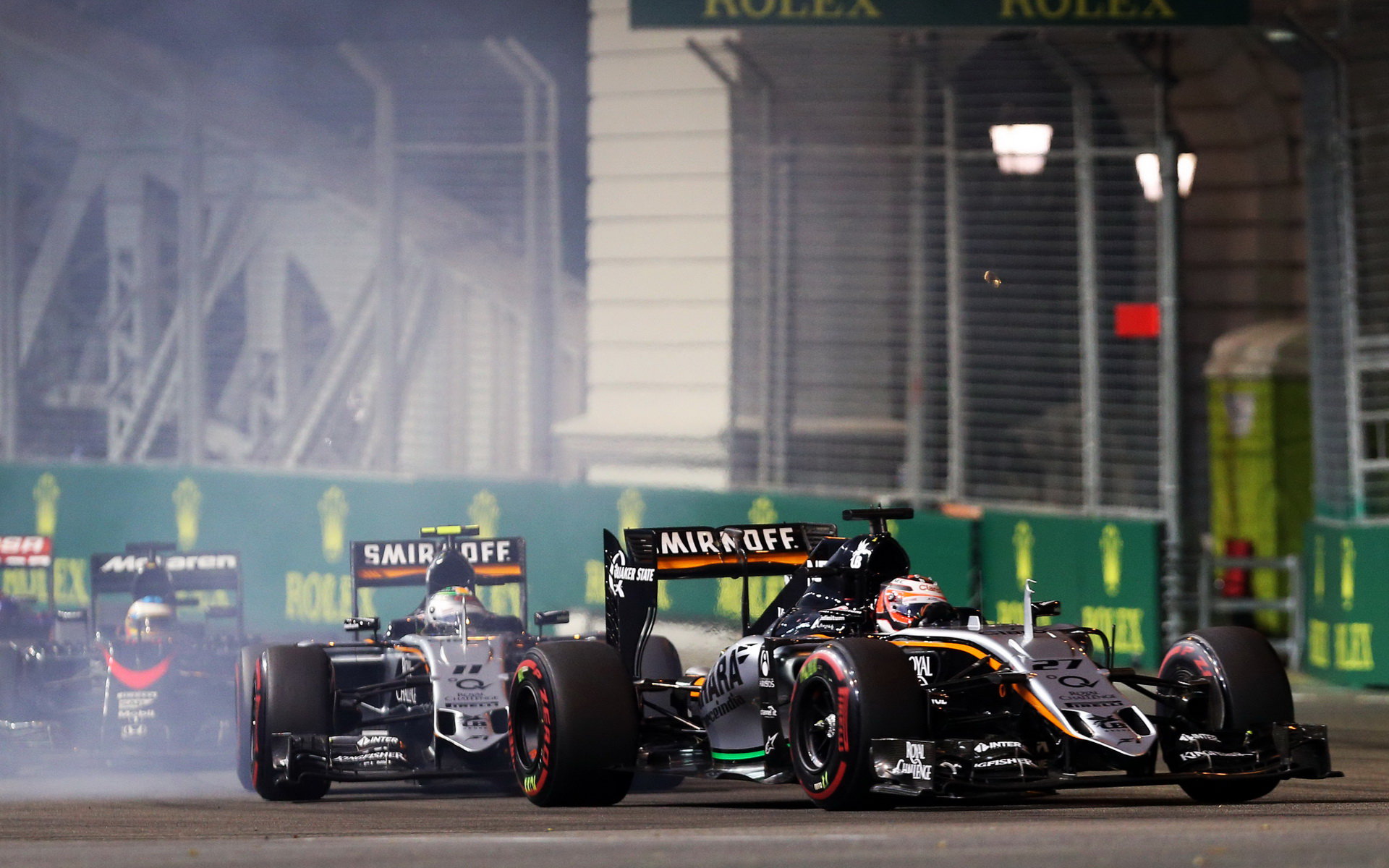 Nico Hülkenberg před Sergiem Pérezem, GP Singapuru (Singapur)