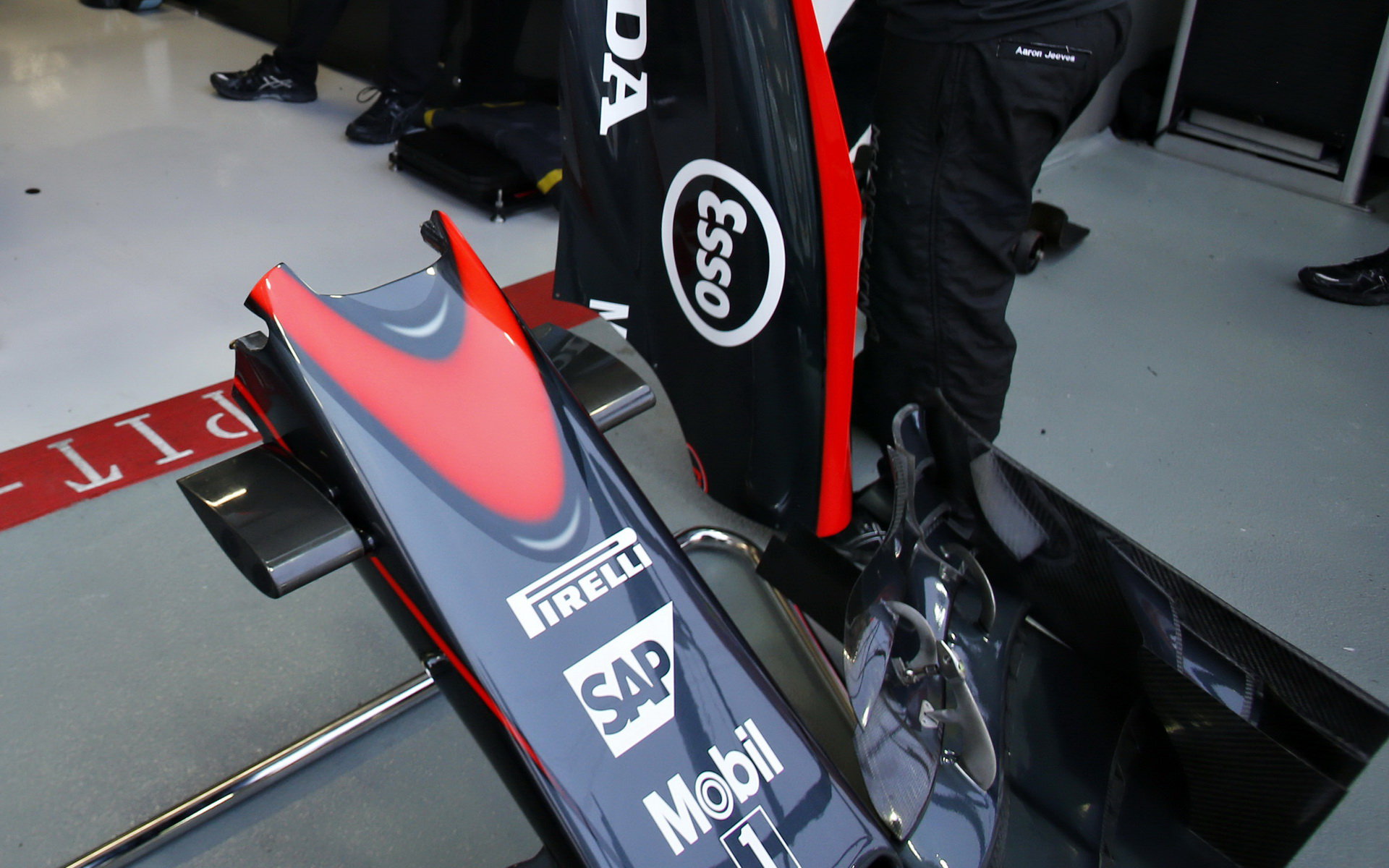 Přední křídlo vozu McLaren MP4-30 Honda, GP Singapuru (Singapur)