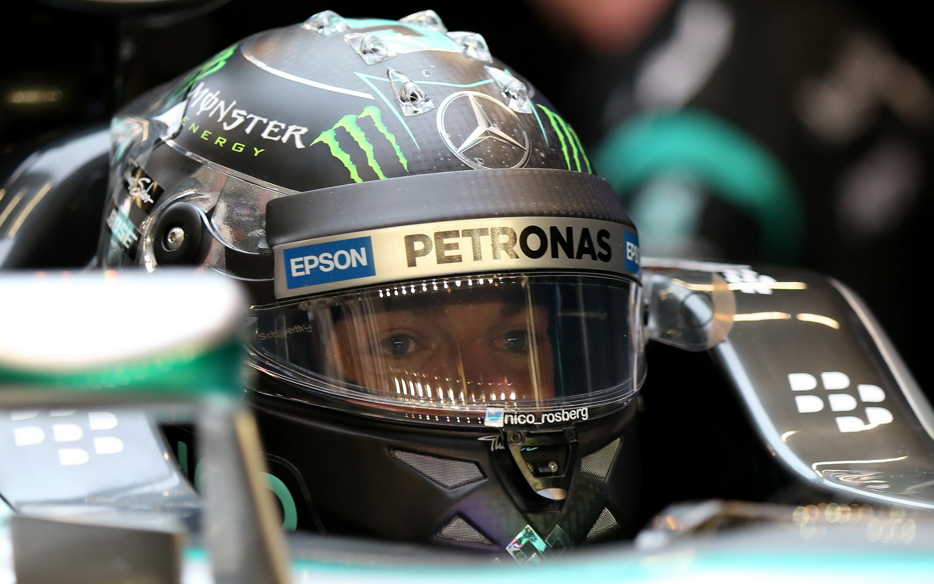 Nico Rosberg teprve podruhé v sezóně porazil svého týmového kolegu