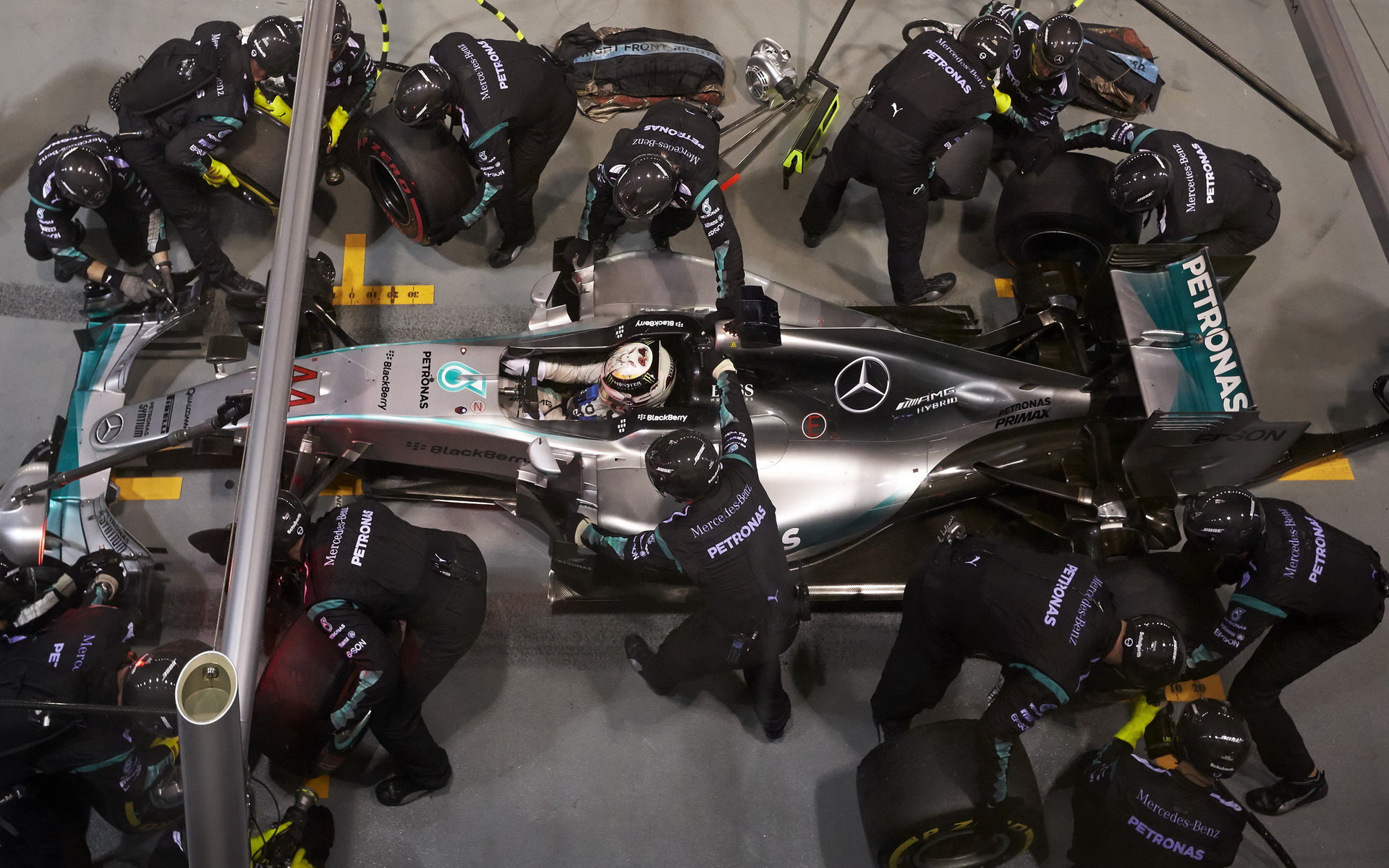 Lewis Hamilton v boxech Mercedesu