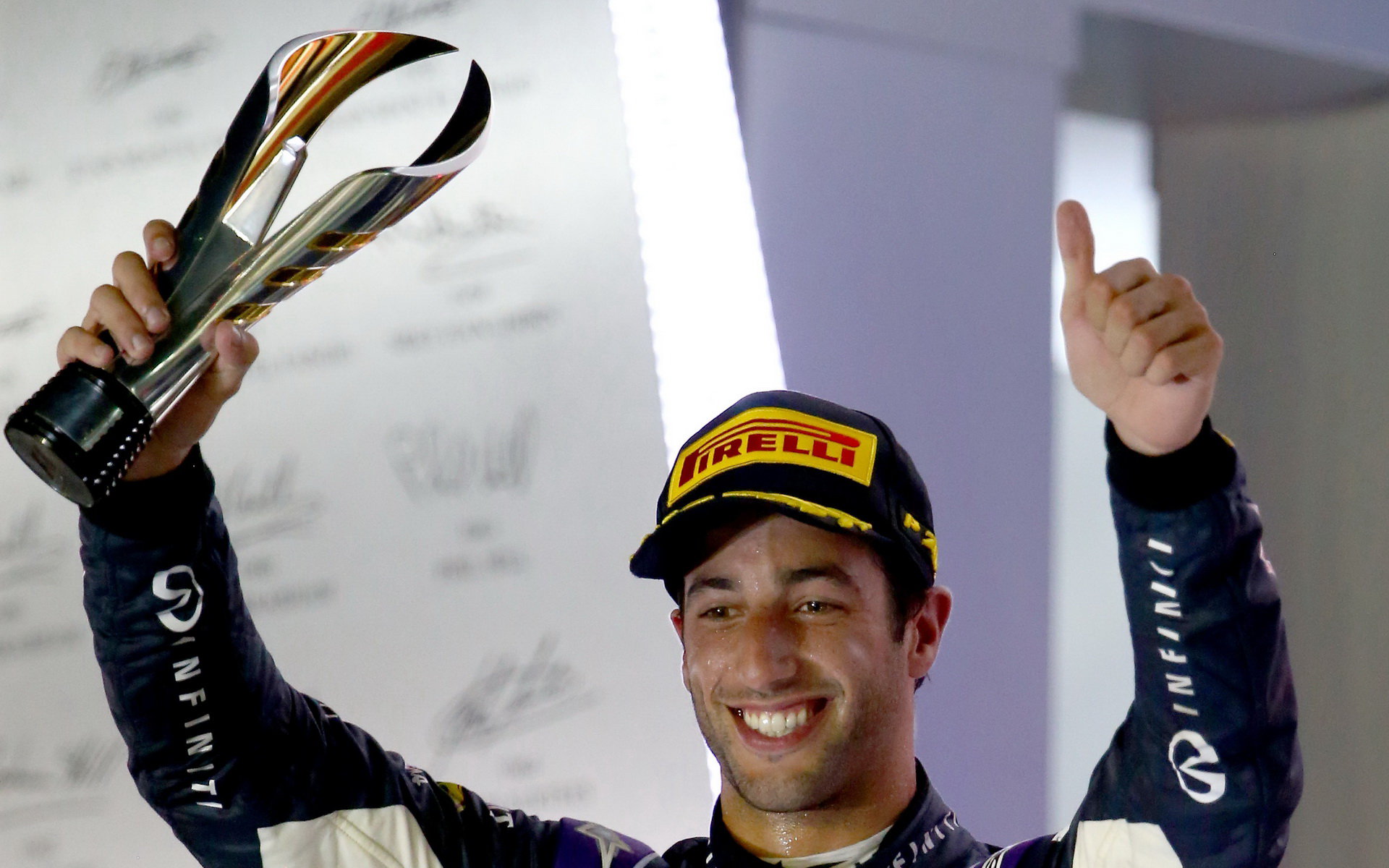 Daniel Ricciardo se svou trofejí, GP Singapuru (Singapur)