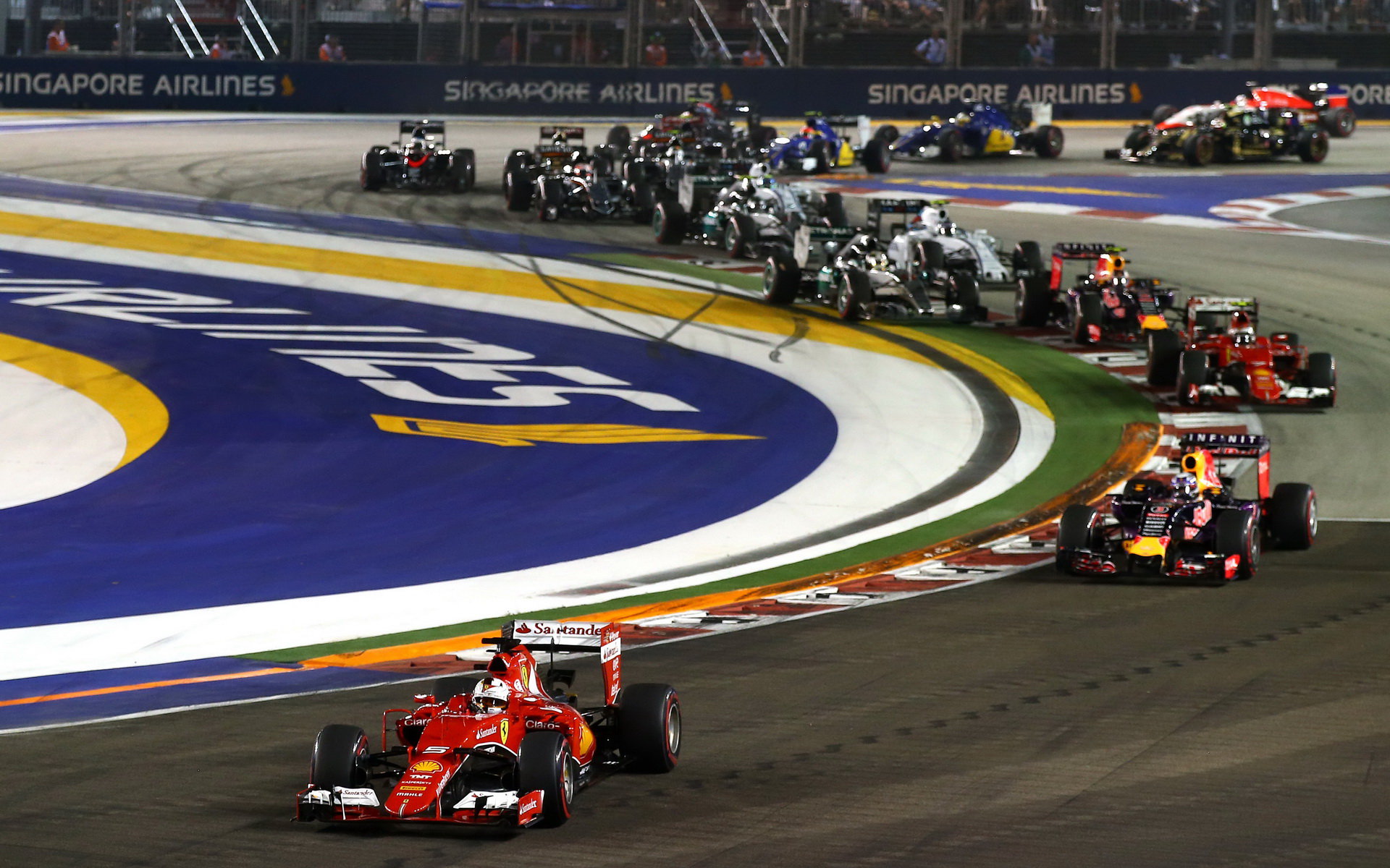 Mercedes je favoritem, Ferrari podle Vettela ale malou šanci na vítězství má