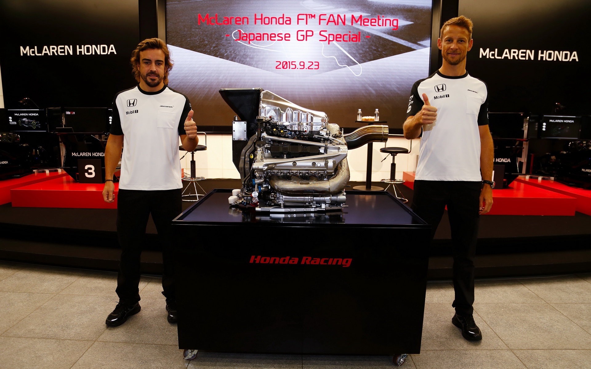 Fernando Alonso a Jenson Button při představení pohonné jednotky Hondy