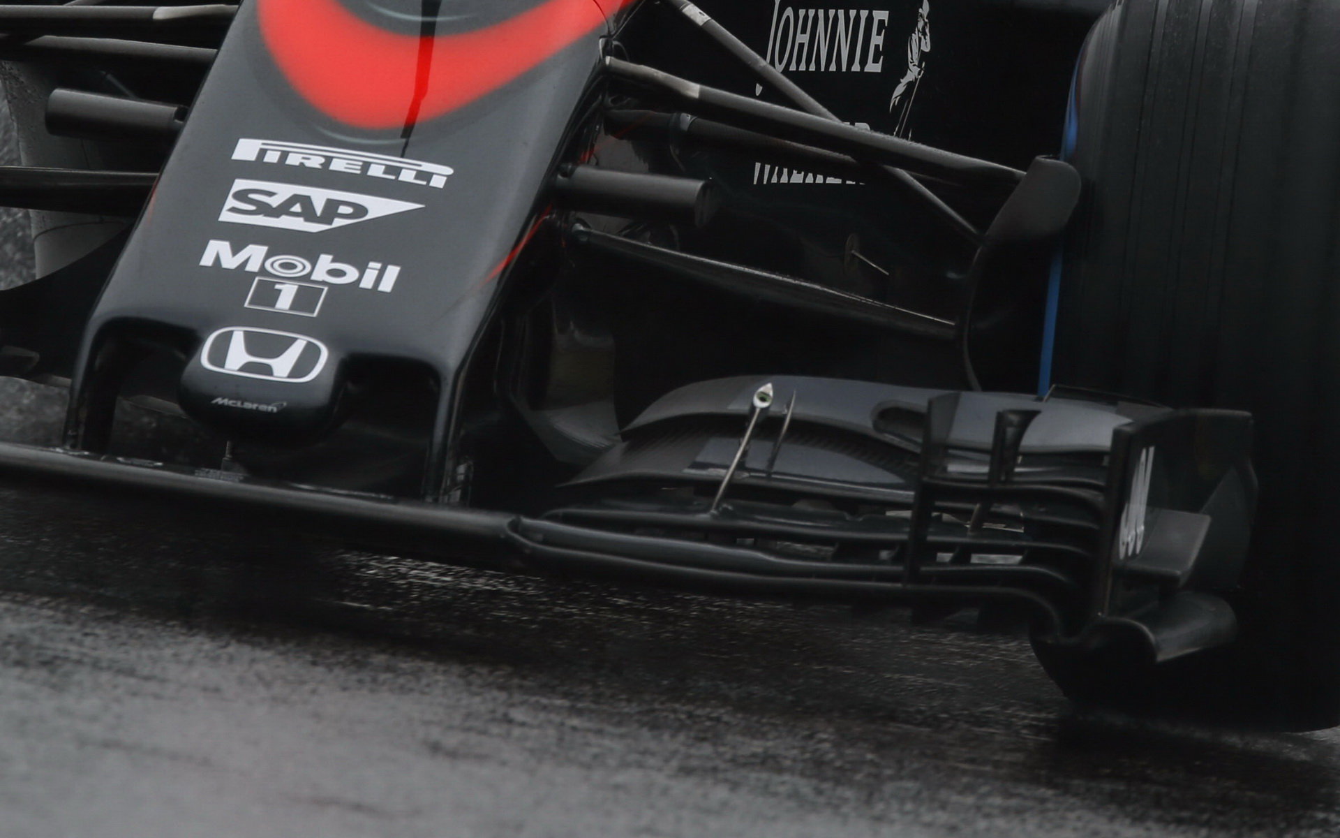 Detail předního křídla vozu McLaren MP4-30 Honda, GP Japonska (Suzuka)