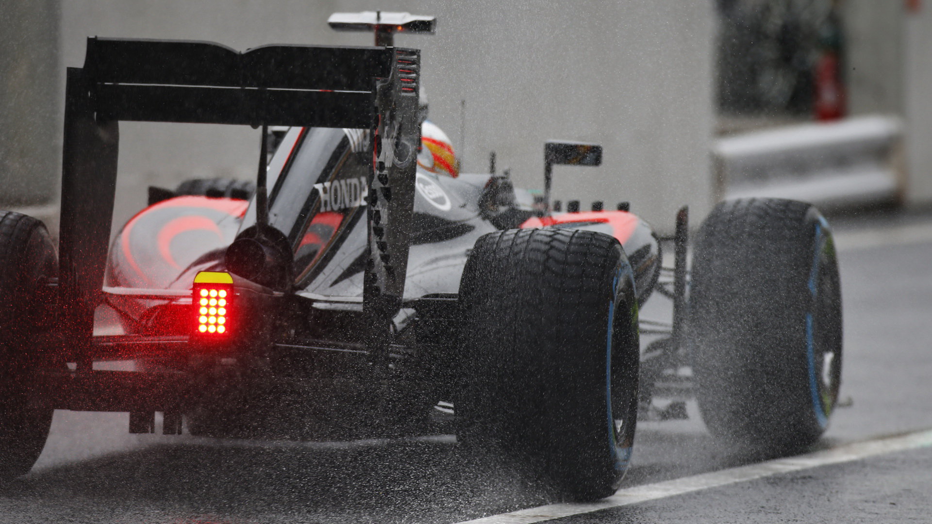 McLarenu se za deště neměl potřebnou rychlost