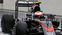 Jenson Button s McLarenem v Suzuce