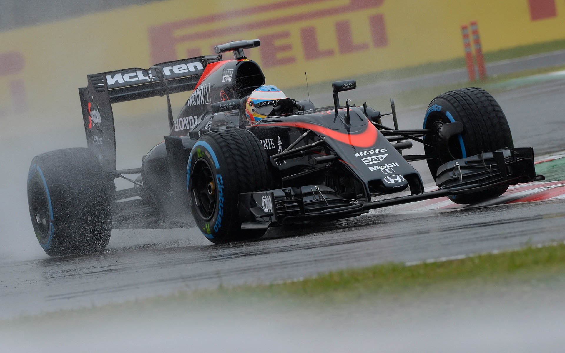 Fernando na Suzuce v McLarenu